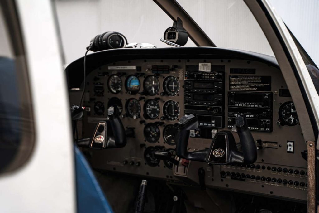 Cockpit Piper PA28-181