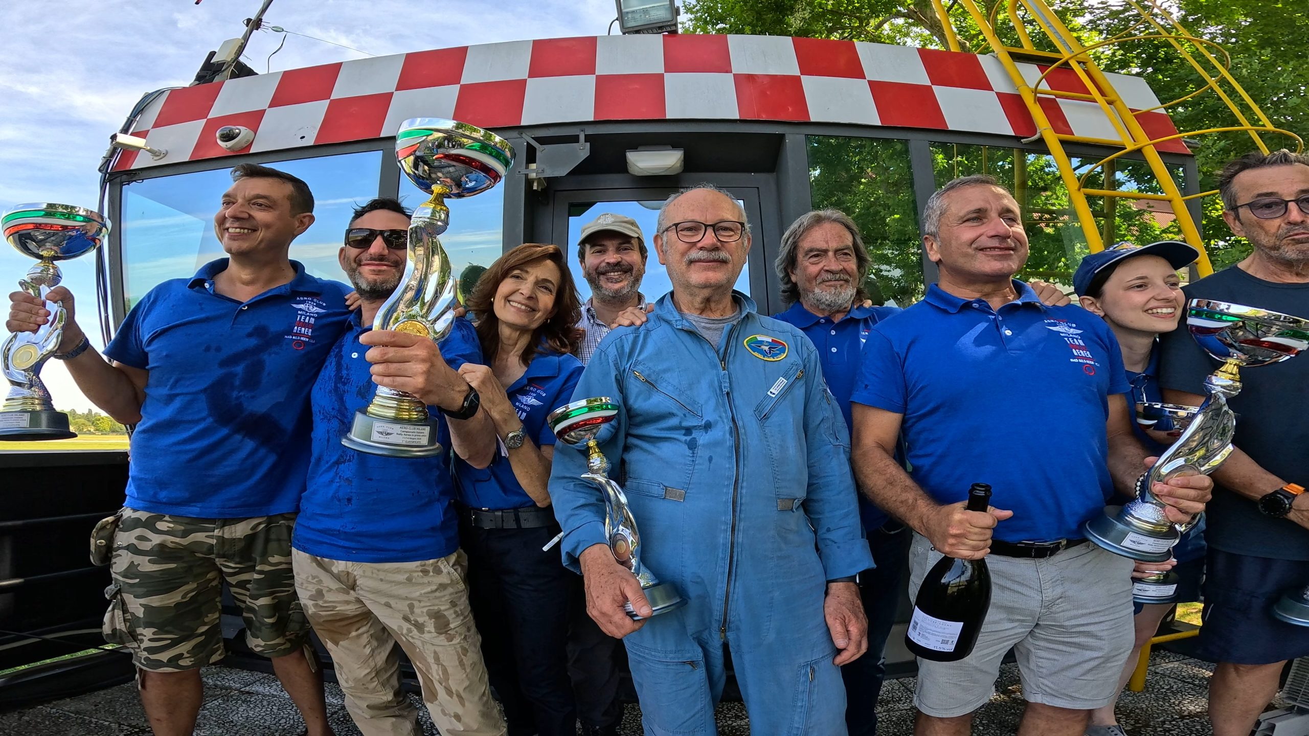 Squadra Aero Club Milano con i trofei del Campionato Italiano di Rally Aereo 2026