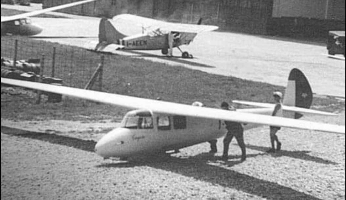 Aliante e velivolo storici sul campo di volo di Bresso, Aero Club Milano