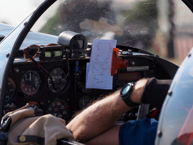 Il programma di gara fissato sul cruscotto dell'aereo acrobatico