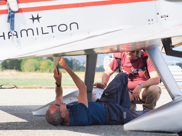 Piloti al lavoro sotto l'aereo durante lo stage di Biella
