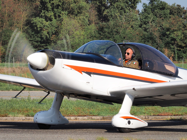Un pilota della squadra acrobatica in rullaggio all'Aeroporto di Biella